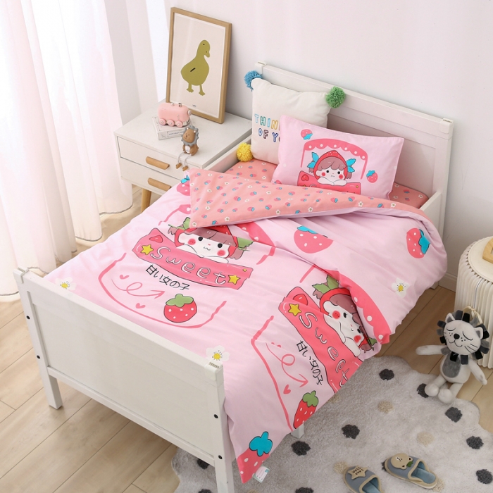 91家纺网 家纺一手货源 找家纺 鱼宝 2022新款全棉幼儿园婴童套件多件套草莓姑娘