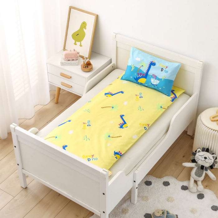 91家纺网 家纺一手货源 找家纺 鱼宝 2022新款全棉幼儿园婴童套件多件套恐龙一家新