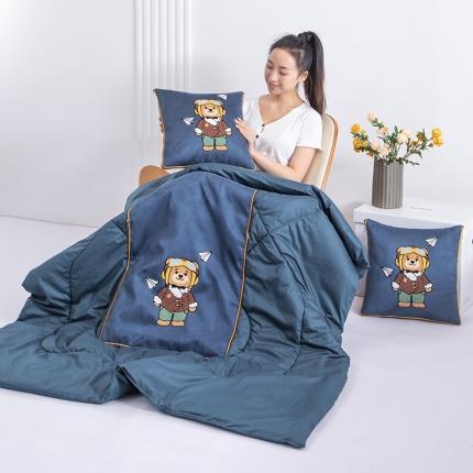 91家纺网 家纺一手货源 找家纺 宝马家纺 2023新款麂皮绒毛巾绣抱枕被 蓝灰