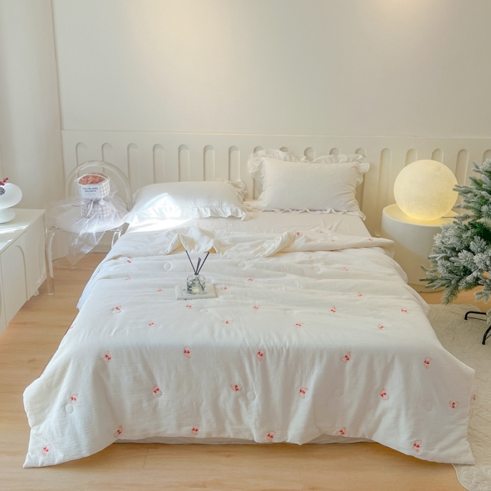 91家纺网 家纺一手货源 找家纺 木楌 2024新款双层皱皱纱刺绣款夏被 领结兔