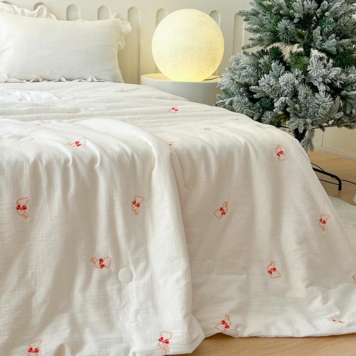 91家纺网 家纺一手货源 找家纺 木楌 2024新款双层皱皱纱刺绣款夏被 领结兔