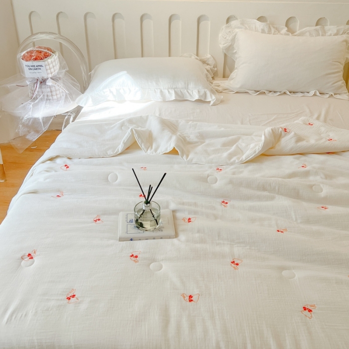 91家纺网 家纺一手货源 找家纺 木楌 2024新款双层皱皱纱刺绣款夏被 领结兔