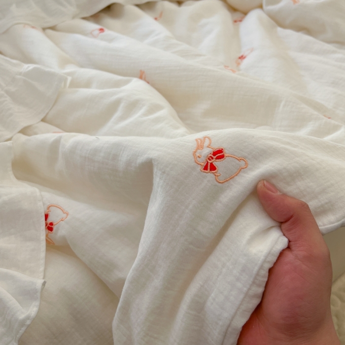 91家纺网 家纺一手货源 找家纺 木楌 2024新款双层皱皱纱刺绣款夏被 领结兔