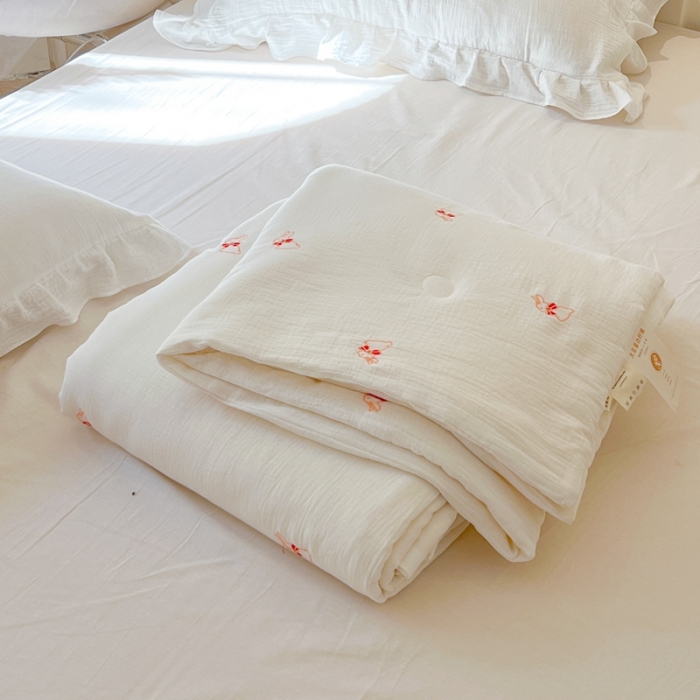 91家纺网 家纺一手货源 找家纺 木楌 2024新款双层皱皱纱刺绣款夏被 领结兔