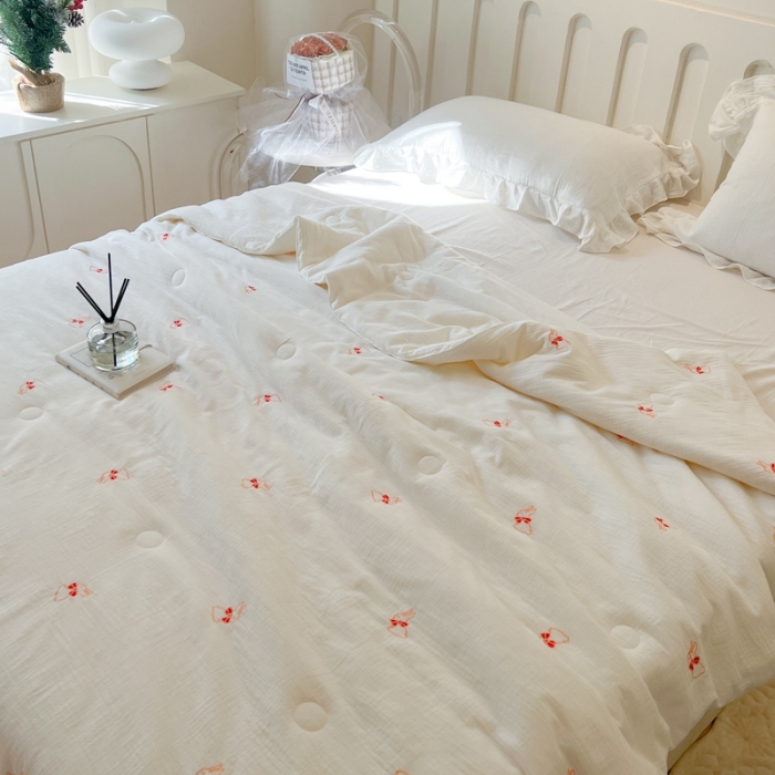 91家纺网 家纺一手货源 找家纺 木楌 2024新款双层皱皱纱刺绣款夏被 领结兔