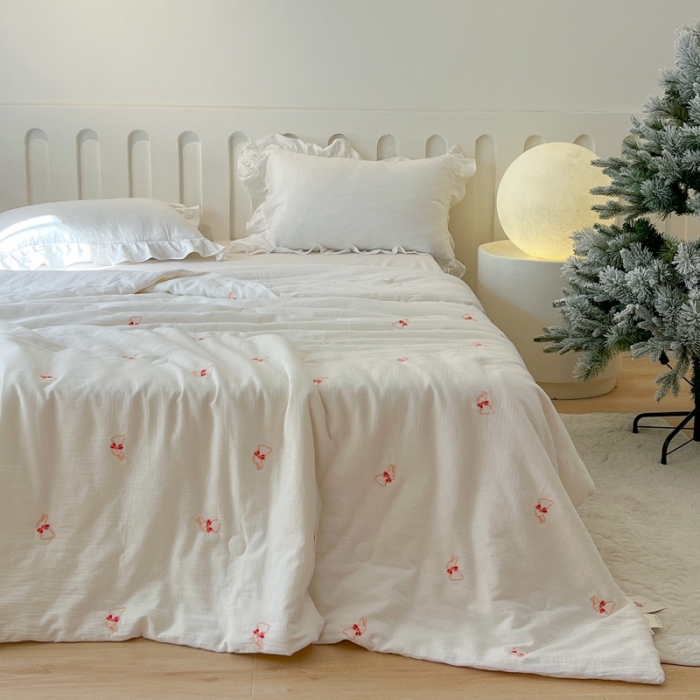 91家纺网 家纺一手货源 找家纺 木楌 2024新款双层皱皱纱刺绣款夏被 领结兔