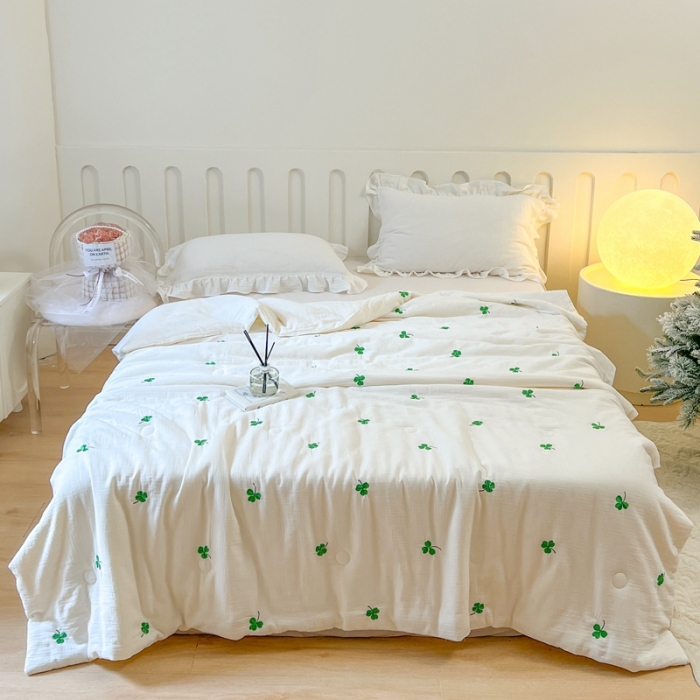 91家纺网 家纺一手货源 找家纺 木楌 2024新款双层皱皱纱刺绣款夏被 三叶草