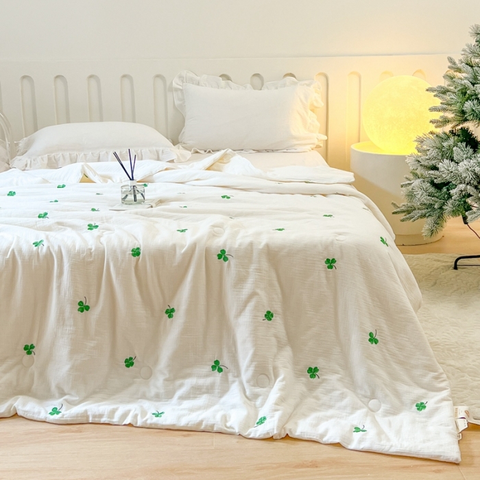 91家纺网 家纺一手货源 找家纺 木楌 2024新款双层皱皱纱刺绣款夏被 三叶草