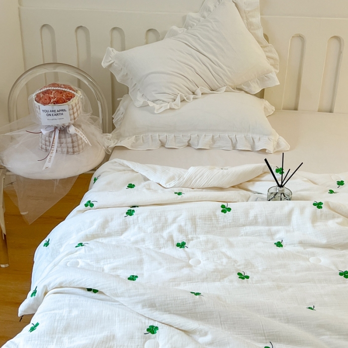 91家纺网 家纺一手货源 找家纺 木楌 2024新款双层皱皱纱刺绣款夏被 三叶草