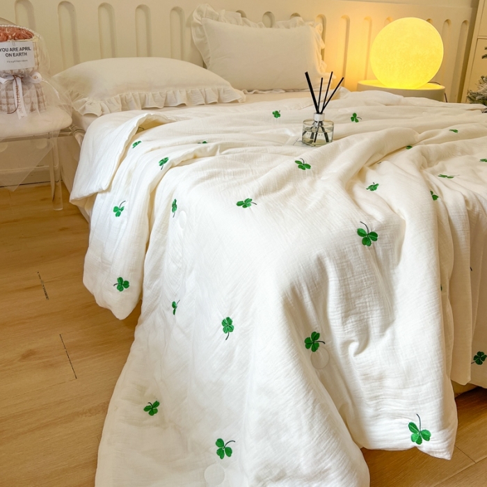 91家纺网 家纺一手货源 找家纺 木楌 2024新款双层皱皱纱刺绣款夏被 三叶草