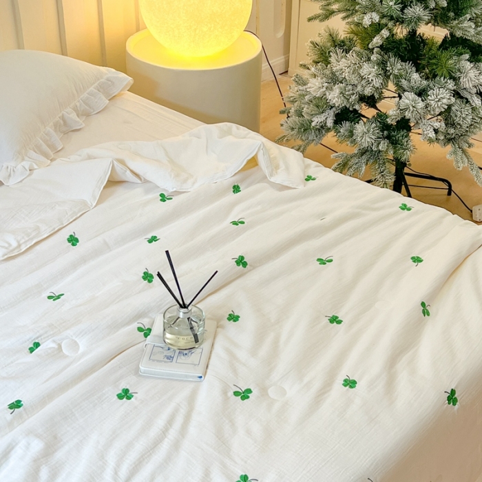 91家纺网 家纺一手货源 找家纺 木楌 2024新款双层皱皱纱刺绣款夏被 三叶草