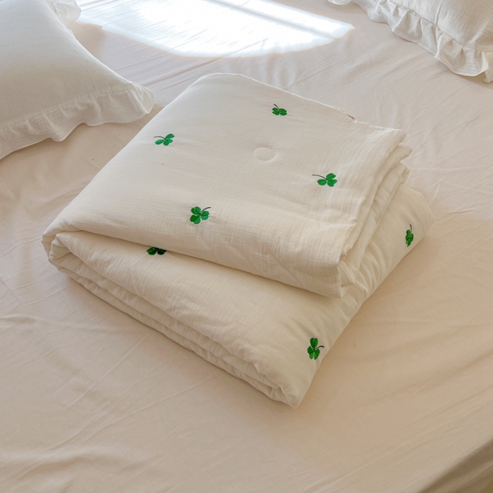 91家纺网 家纺一手货源 找家纺 木楌 2024新款双层皱皱纱刺绣款夏被 三叶草