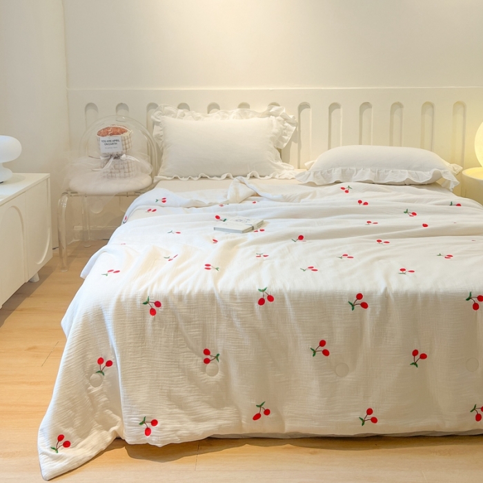 91家纺网 家纺一手货源 找家纺 木楌 2024新款双层皱皱纱刺绣款夏被 小樱桃