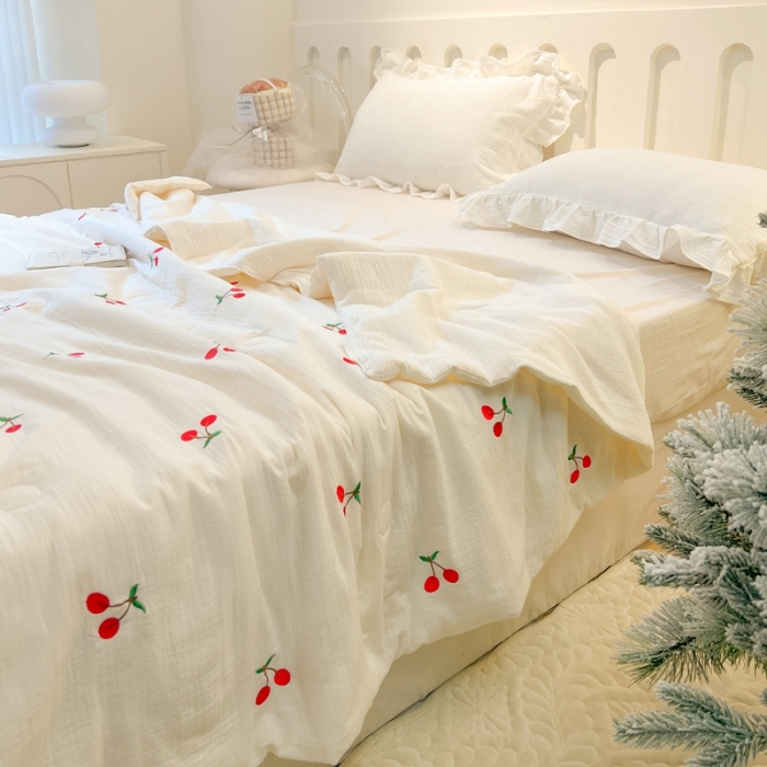 91家纺网 家纺一手货源 找家纺 木楌 2024新款双层皱皱纱刺绣款夏被 小樱桃