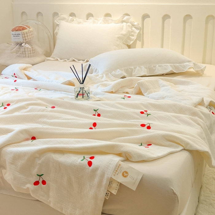 91家纺网 家纺一手货源 找家纺 木楌 2024新款双层皱皱纱刺绣款夏被 小樱桃