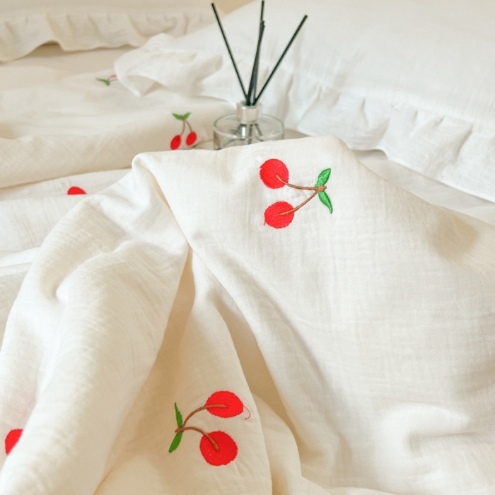 91家纺网 家纺一手货源 找家纺 木楌 2024新款双层皱皱纱刺绣款夏被 小樱桃