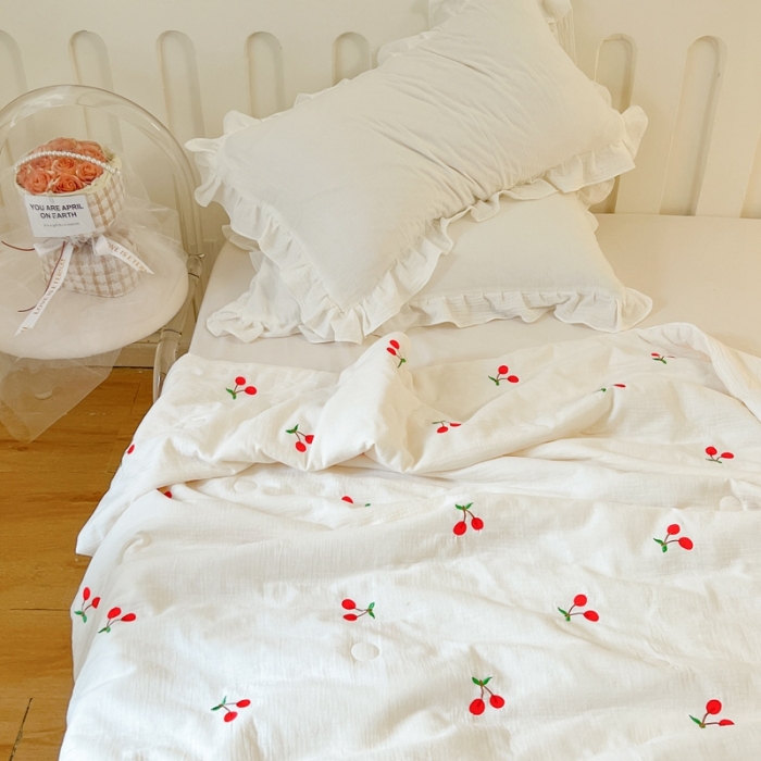 91家纺网 家纺一手货源 找家纺 木楌 2024新款双层皱皱纱刺绣款夏被 小樱桃