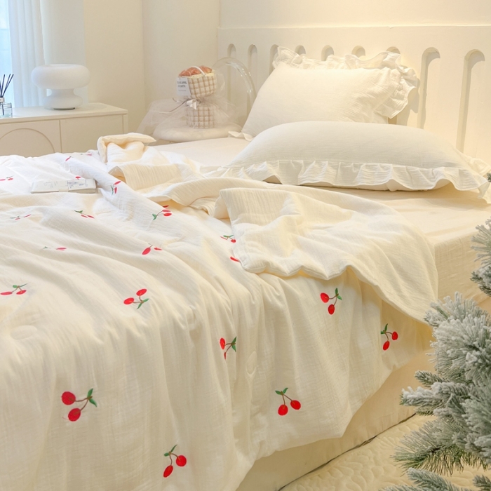 91家纺网 家纺一手货源 找家纺 木楌 2024新款双层皱皱纱刺绣款夏被 小樱桃