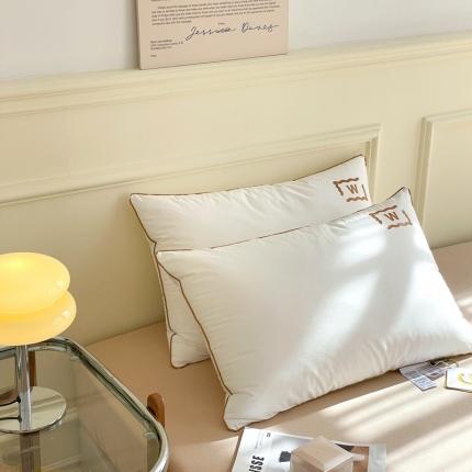 91家纺网 家纺一手货源 找家纺 伟邦 2023新款W日式酒店枕48*74