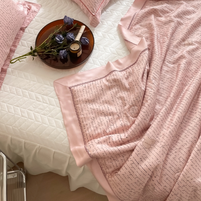 91家纺网 家纺一手货源 找家纺 匠心 2023新款莫代尔法式镂空夏被三件套 简画-粉