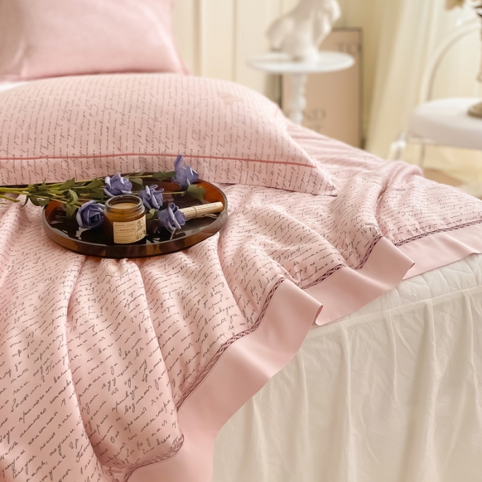 91家纺网 家纺一手货源 找家纺 匠心 2023新款莫代尔法式镂空夏被三件套 简画-粉