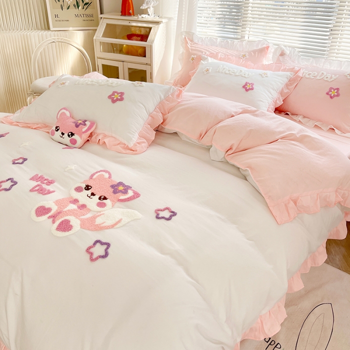 91家纺网 家纺一手货源 找家纺 泉欣家纺2024新款小精灵系列加厚水洗亲肤棉毛巾绣四件套 小精灵-白粉