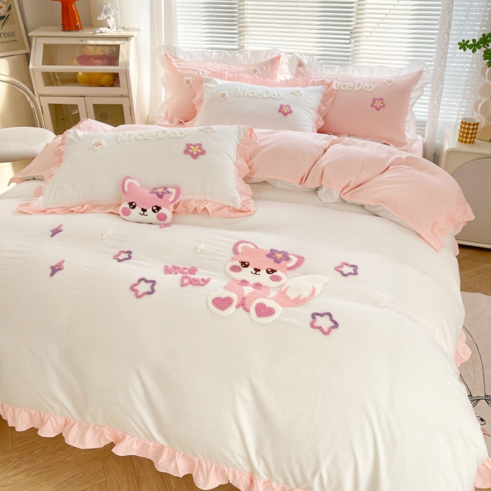 91家纺网 家纺一手货源 找家纺 泉欣家纺2024新款小精灵系列加厚水洗亲肤棉毛巾绣四件套 小精灵-白粉