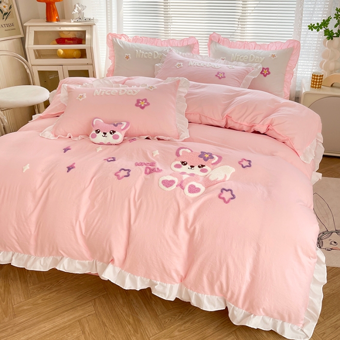 91家纺网 家纺一手货源 找家纺 泉欣家纺2024新款小精灵系列加厚水洗亲肤棉毛巾绣四件套 小精灵-粉玉