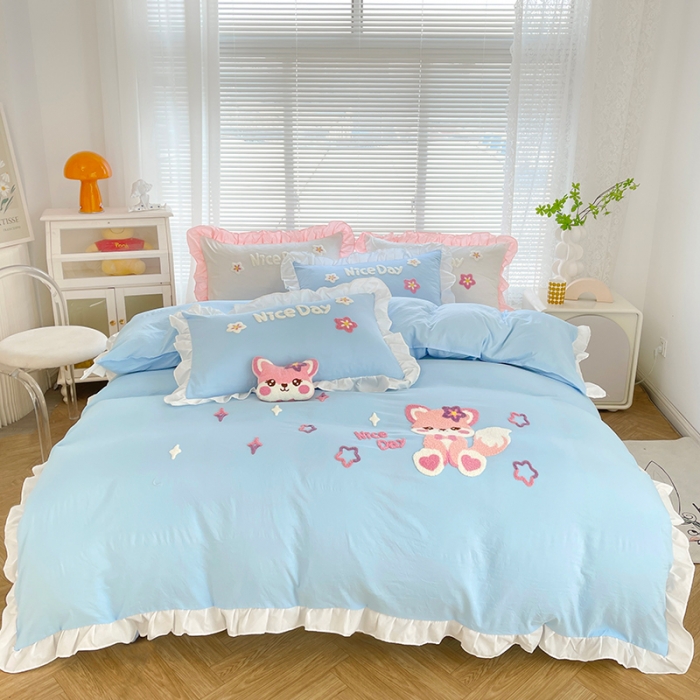 91家纺网 家纺一手货源 找家纺 泉欣家纺2024款小精灵系列加厚水洗亲肤棉毛巾绣四件套小精灵浅蓝