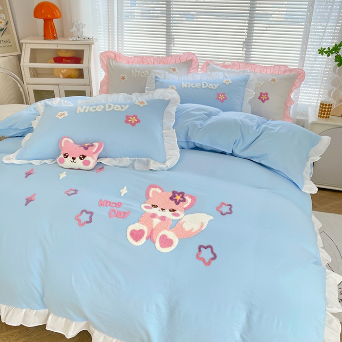 91家纺网 家纺一手货源 找家纺 泉欣家纺2024款小精灵系列加厚水洗亲肤棉毛巾绣四件套小精灵浅蓝