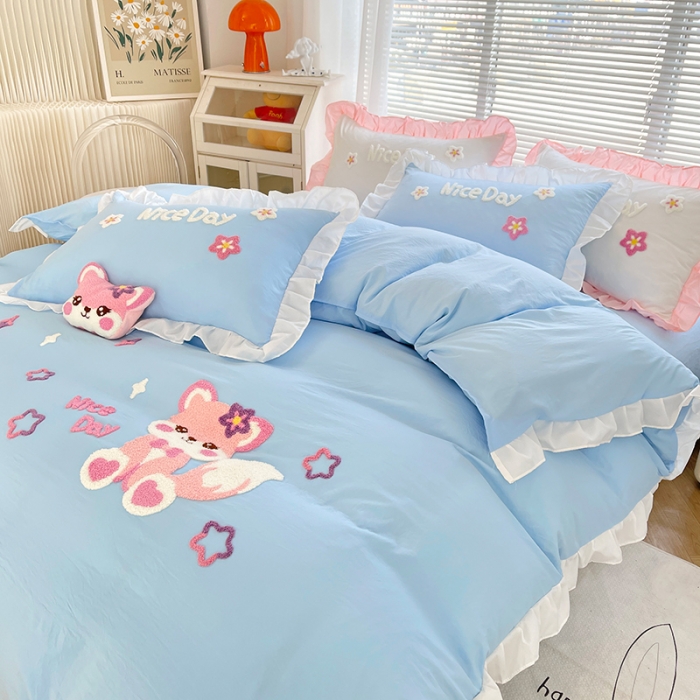 91家纺网 家纺一手货源 找家纺 泉欣家纺2024款小精灵系列加厚水洗亲肤棉毛巾绣四件套小精灵浅蓝