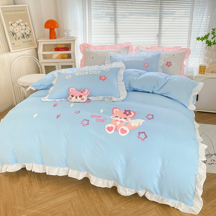 91家纺网 家纺一手货源 找家纺 泉欣家纺2024款小精灵系列加厚水洗亲肤棉毛巾绣四件套小精灵浅蓝