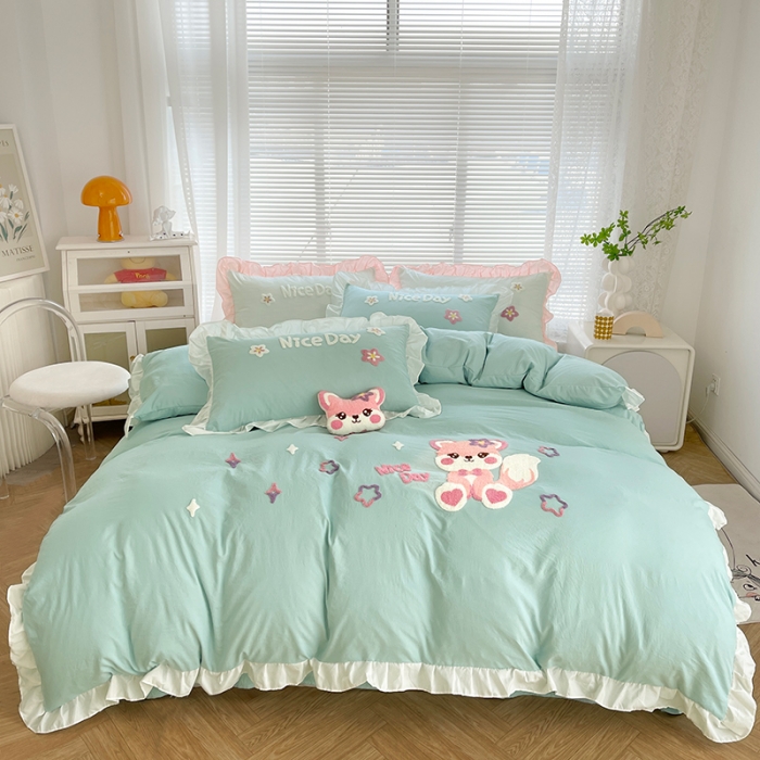 91家纺网 家纺一手货源 找家纺 泉欣家纺2024新款小精灵系列加厚水洗亲肤棉毛巾绣四件套小精灵浅绿