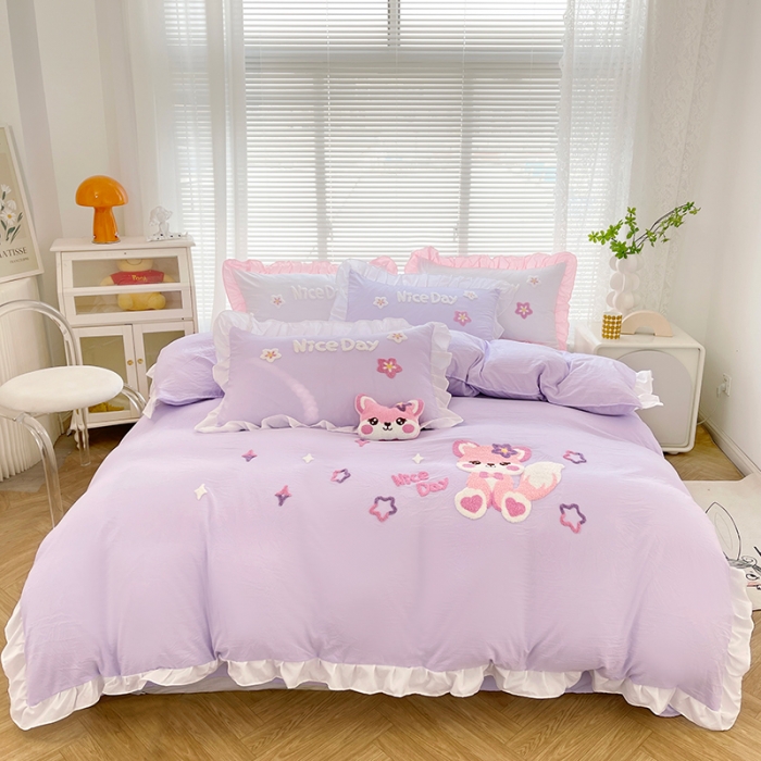 91家纺网 家纺一手货源 找家纺 泉欣家纺2024新款小精灵系列加厚水洗亲肤棉毛巾绣四件套小精灵香芋紫