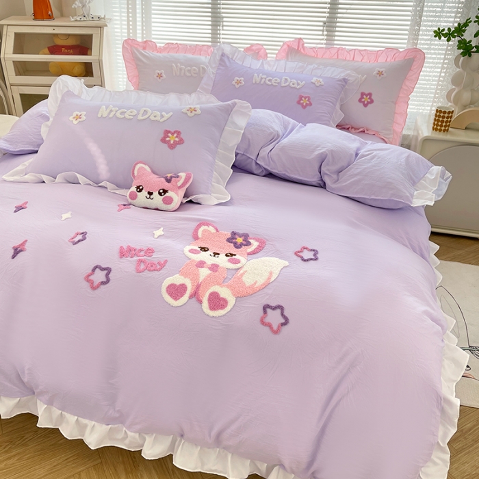 91家纺网 家纺一手货源 找家纺 泉欣家纺2024新款小精灵系列加厚水洗亲肤棉毛巾绣四件套小精灵香芋紫