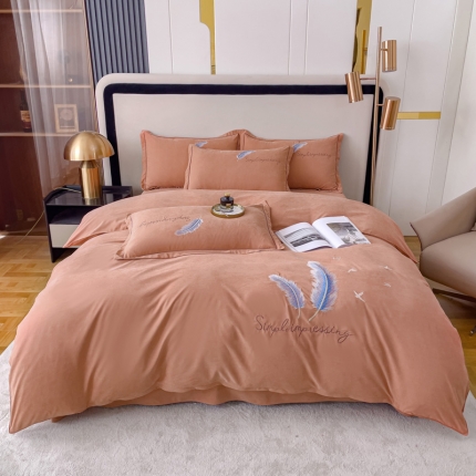 91家纺网 家纺一手货源 找家纺 2023新款双面细斜纹四件套云锦蛋白棉四季款 羽毛系列