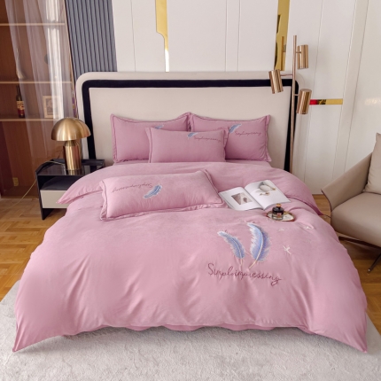 91家纺网 家纺一手货源 找家纺 2023新款双面细斜纹四件套云锦蛋白棉四季款 羽毛系列