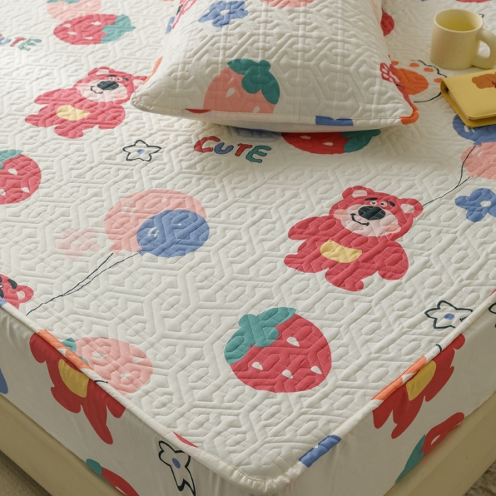 91家纺网 家纺一手货源 找家纺 忘忧草 2023新款全棉夹棉床笠纯棉印花小清新花卉系列 草莓熊