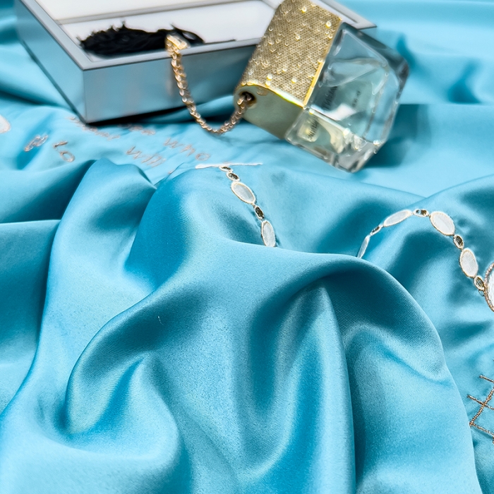 91家纺网 家纺一手货源 找家纺 绒世界 2024新款水洗真丝莱娅系列四件套 莱娅-孔雀蓝