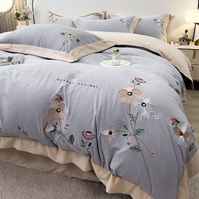 91家纺网 家纺一手货源 找家纺 2024新款秋冬保暖云锦棉刺绣宽边盛夏光年系列四件套 盛夏光年-银灰