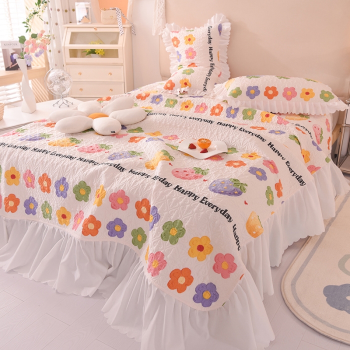 91家纺网 家纺一手货源 找家纺 绒世界 2024新款水洗棉韩版夹棉床盖系列 草莓园