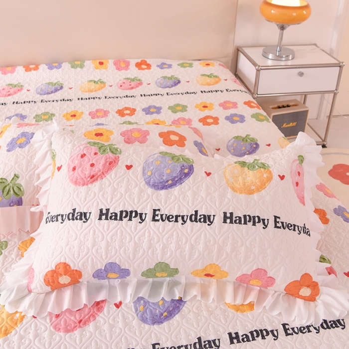 91家纺网 家纺一手货源 找家纺 绒世界 2024新款水洗棉韩版夹棉床盖系列 草莓园