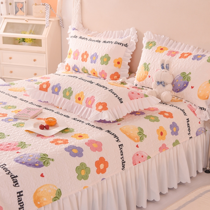 91家纺网 家纺一手货源 找家纺 绒世界 2024新款水洗棉韩版夹棉床盖系列 草莓园