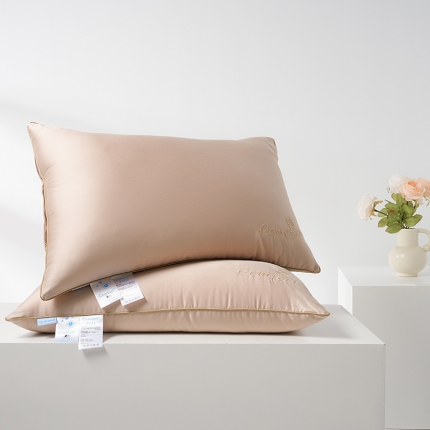 91家纺网 家纺一手货源 找家纺 （总）2025新款 玫丽丝枕芯 轻柔亲肤羽丝绒护颈枕头