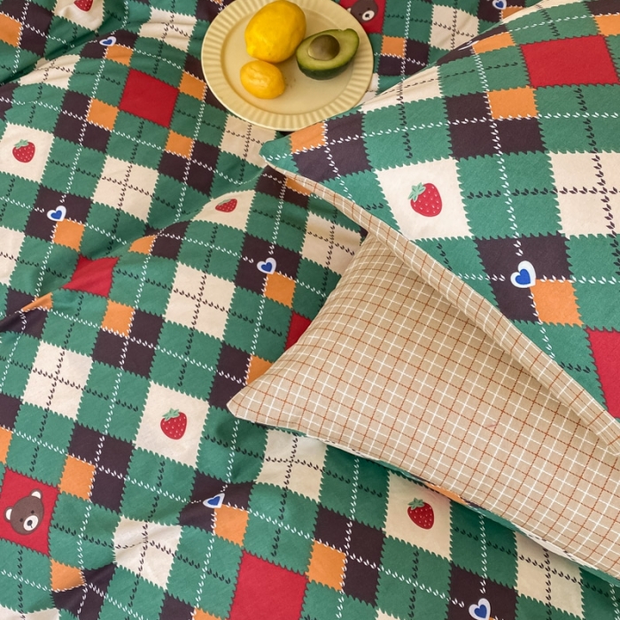 91家纺网 家纺一手货源 找家纺 金丝鸟家纺 2023新款舒适柔软双版全棉斜纹四季可用四件套 菱格爱心熊