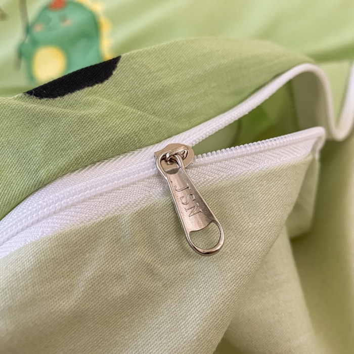 91家纺网 家纺一手货源 找家纺 金丝鸟家纺 2023新款舒适柔软双版全棉斜纹四季可用四件套 汽车恐龙园