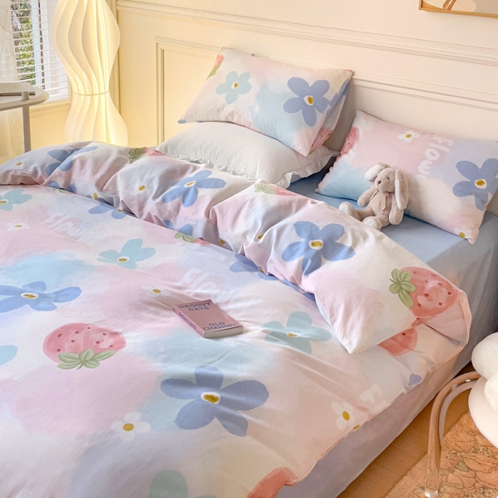 91家纺网 家纺一手货源 找家纺 金丝鸟家纺 2023新款舒适柔软双版全棉斜纹四季可用四件套 草莓物语