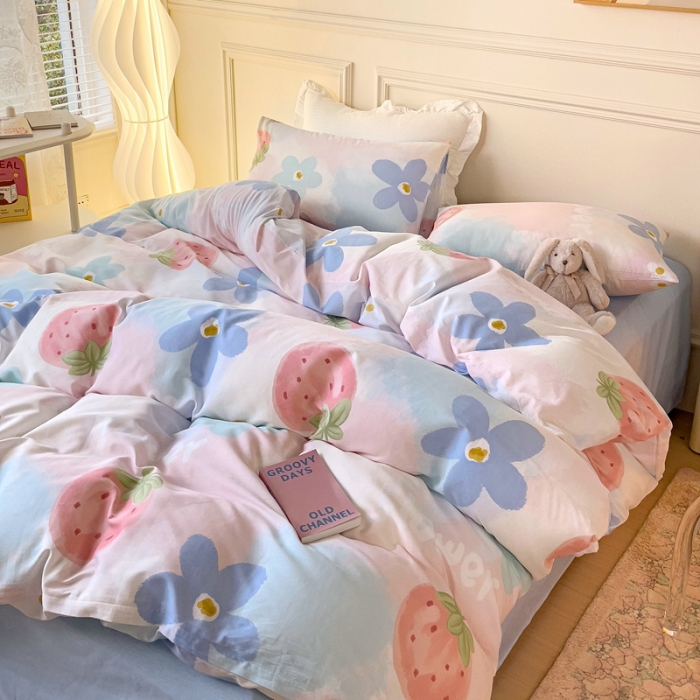 91家纺网 家纺一手货源 找家纺 金丝鸟家纺 2023新款舒适柔软双版全棉斜纹四季可用四件套 草莓物语