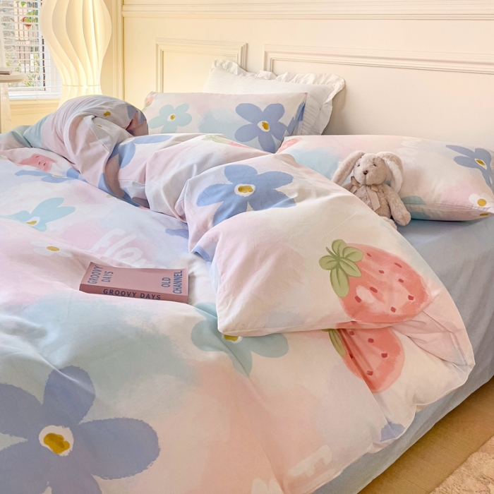 91家纺网 家纺一手货源 找家纺 金丝鸟家纺 2023新款舒适柔软双版全棉斜纹四季可用四件套 草莓物语