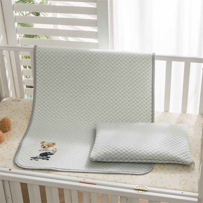 91家纺网 家纺一手货源 找家纺 宅部落 2023新款凉感豆豆儿童凉席 滑板熊-水绿